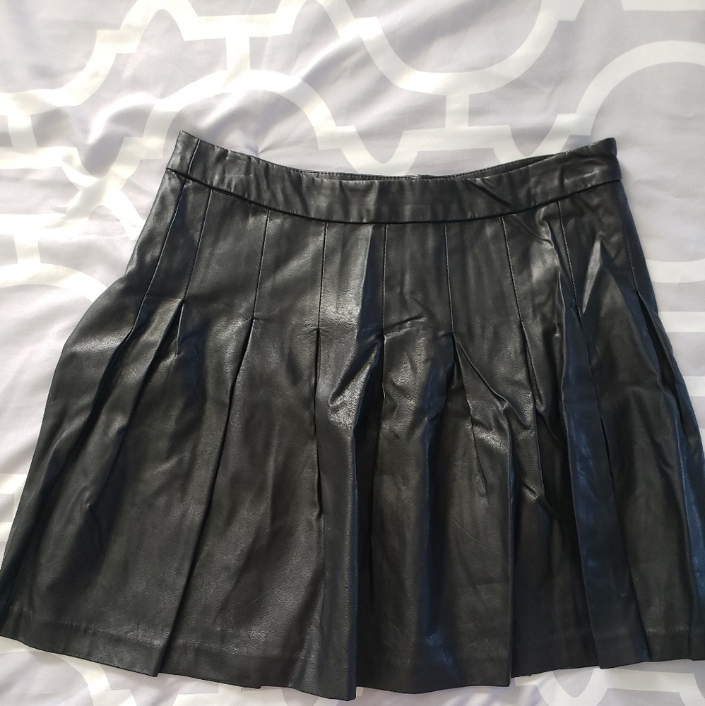 Leatherette short skirt